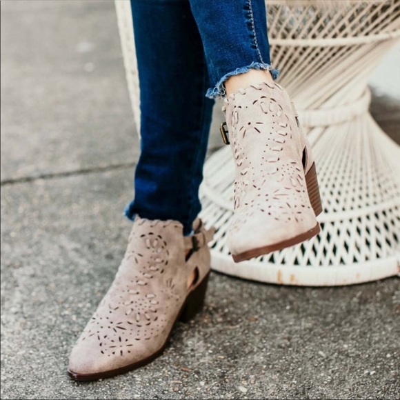 🔥CLEARANCE🔥SIZE 6 Taupe Bootie - Picture 3 of 7